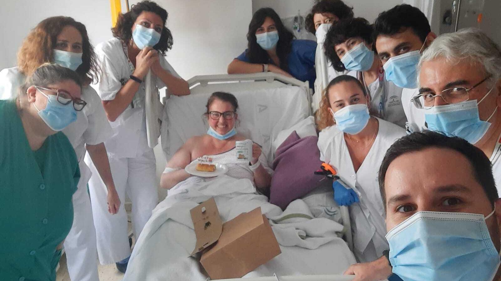 Justa María junto al personal sanitario en la habitación de hospital que fue para ella como su segunda casa.