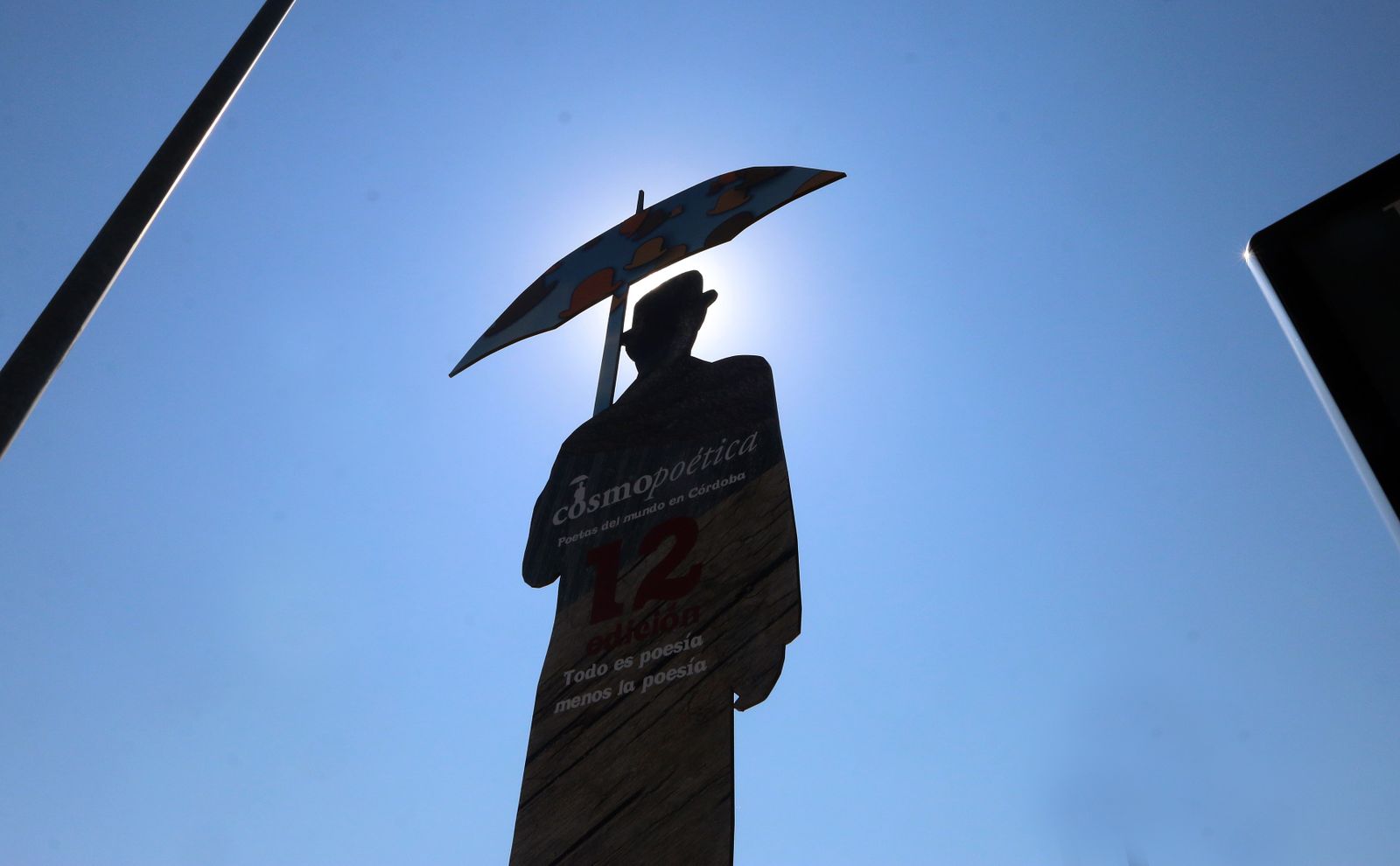 El hombre del paraguas, el símbolo de Cosmopoética.