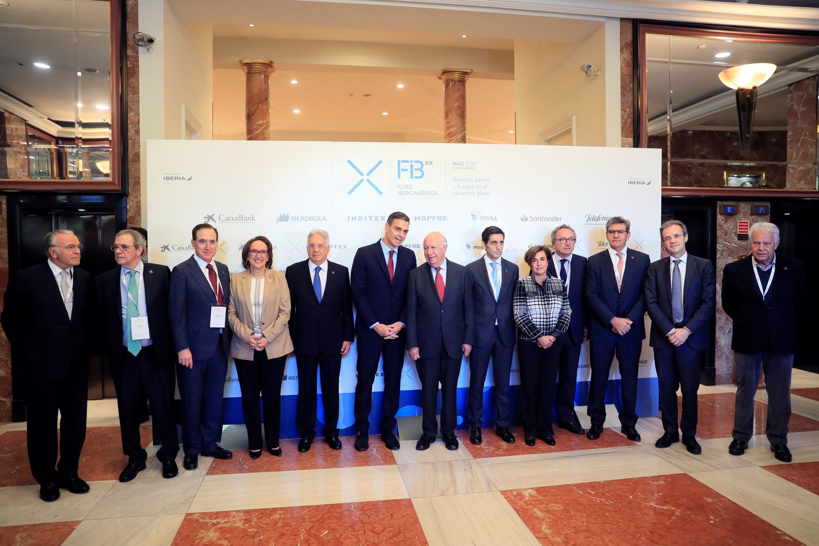 El presidente del Gobierno, Pedro Sánchez (en el centro), este viernes en la inauguración de la XIX Edición del Foro Iberoamericano, en Madrid, junto a políticos y empresarios.