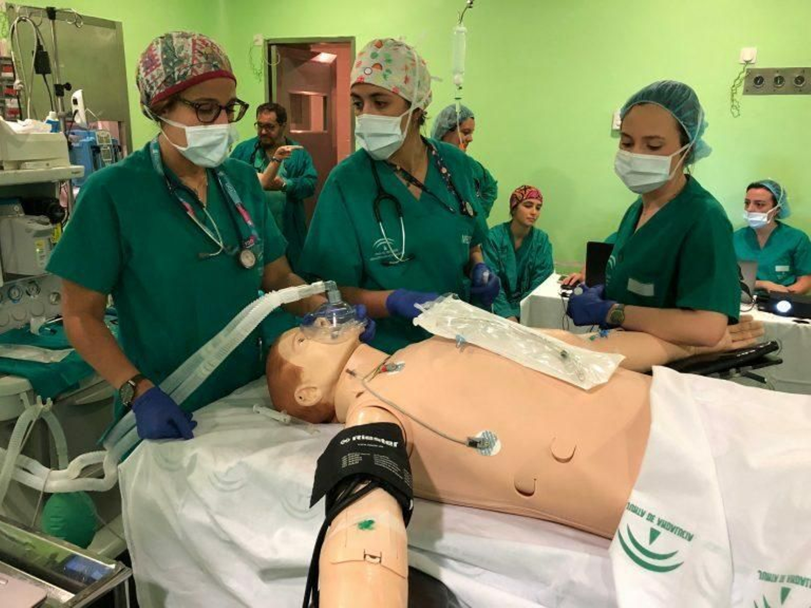 Residentes de Anestesiología y Reanimación practican con el robot, una réplica de un varón adulto.