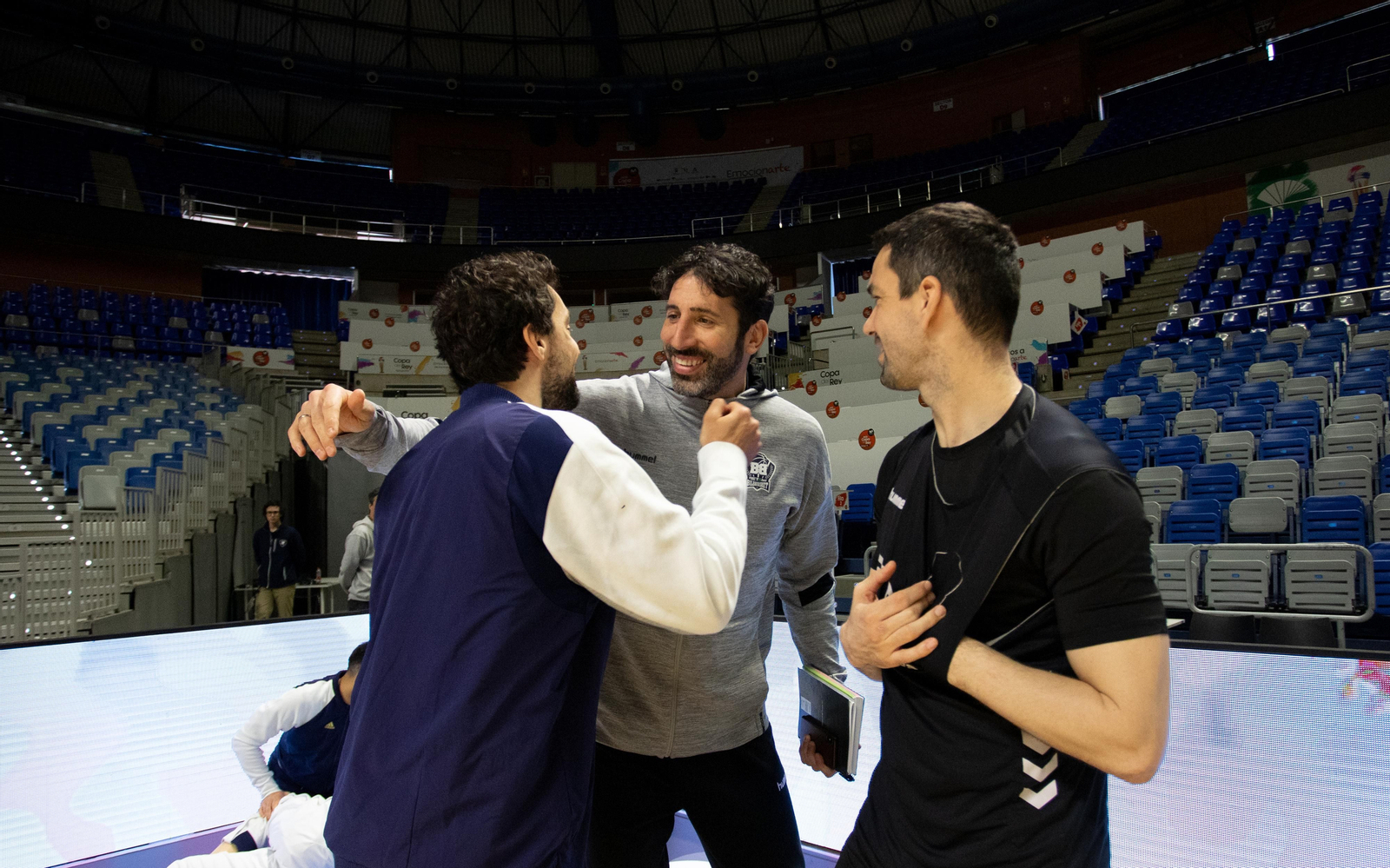 Sergio Llull saluda a Álex Mumbrú, en presencia de Rafa Martínez.