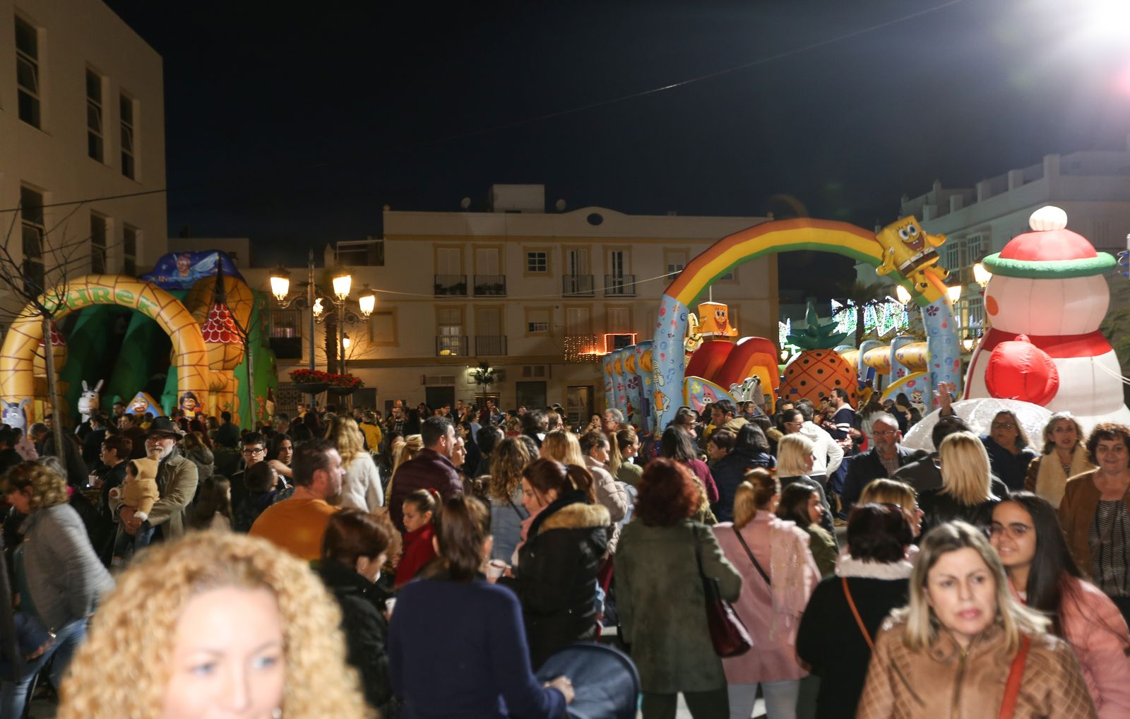 Ambiente que presenta la Plaza Mayor en esta cita navideña.
