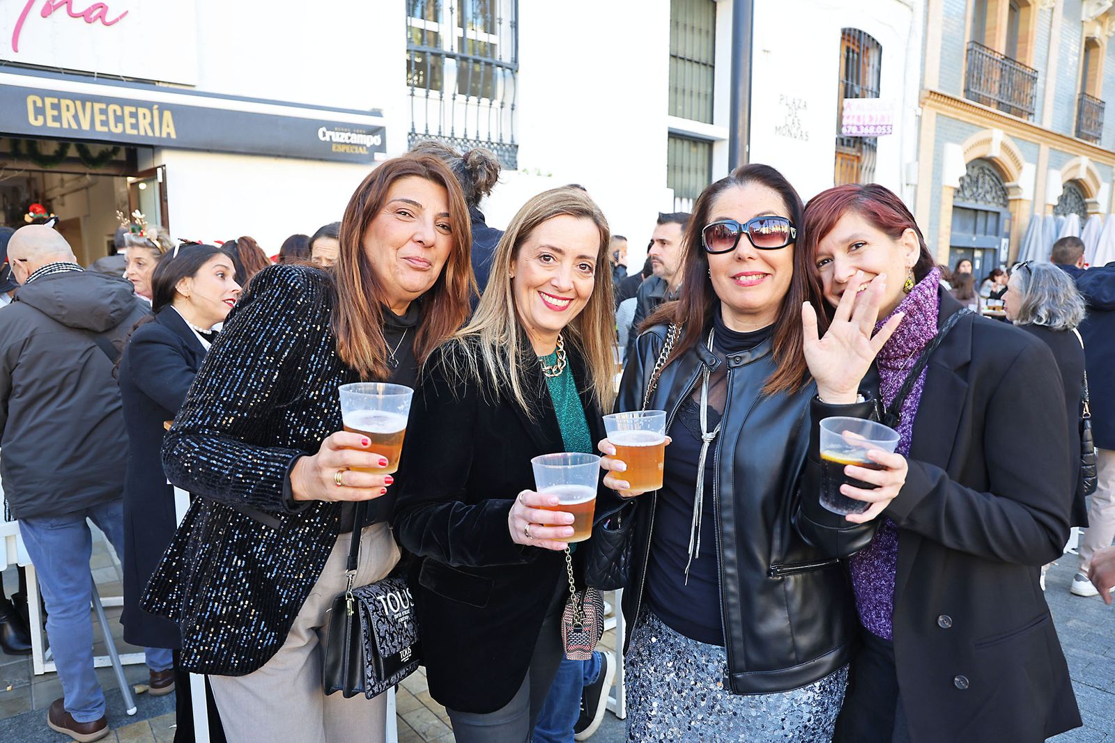 Imágenes de la fiesta del 24 de diciembre en las calle de Huelva