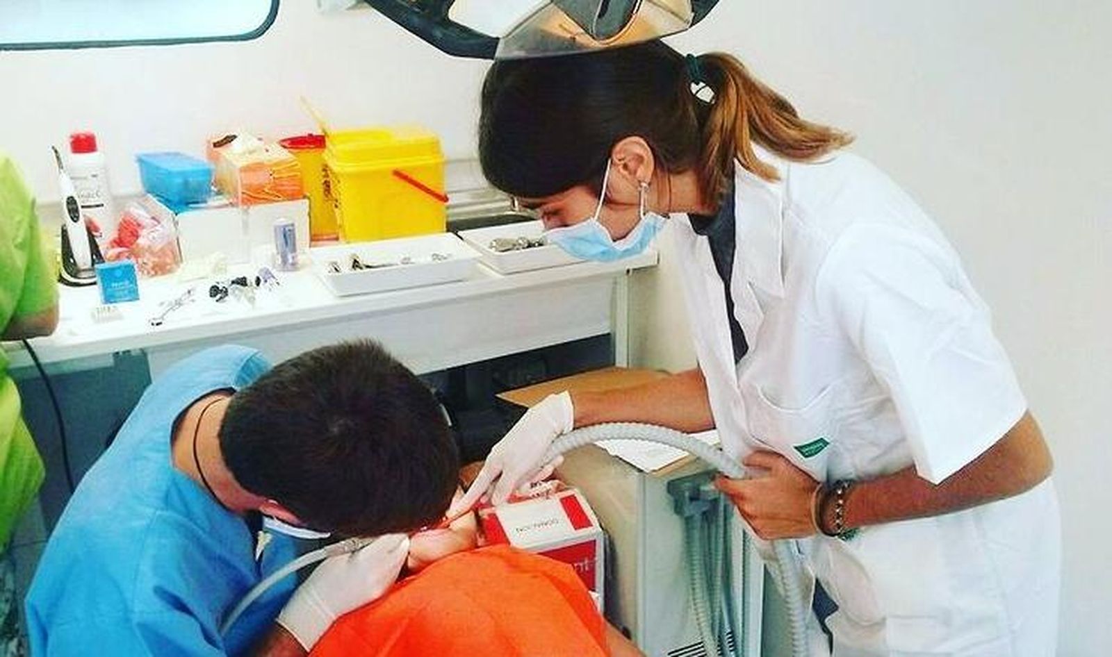 Una odontóloga atiende a un paciente en una clínica de la fundación.