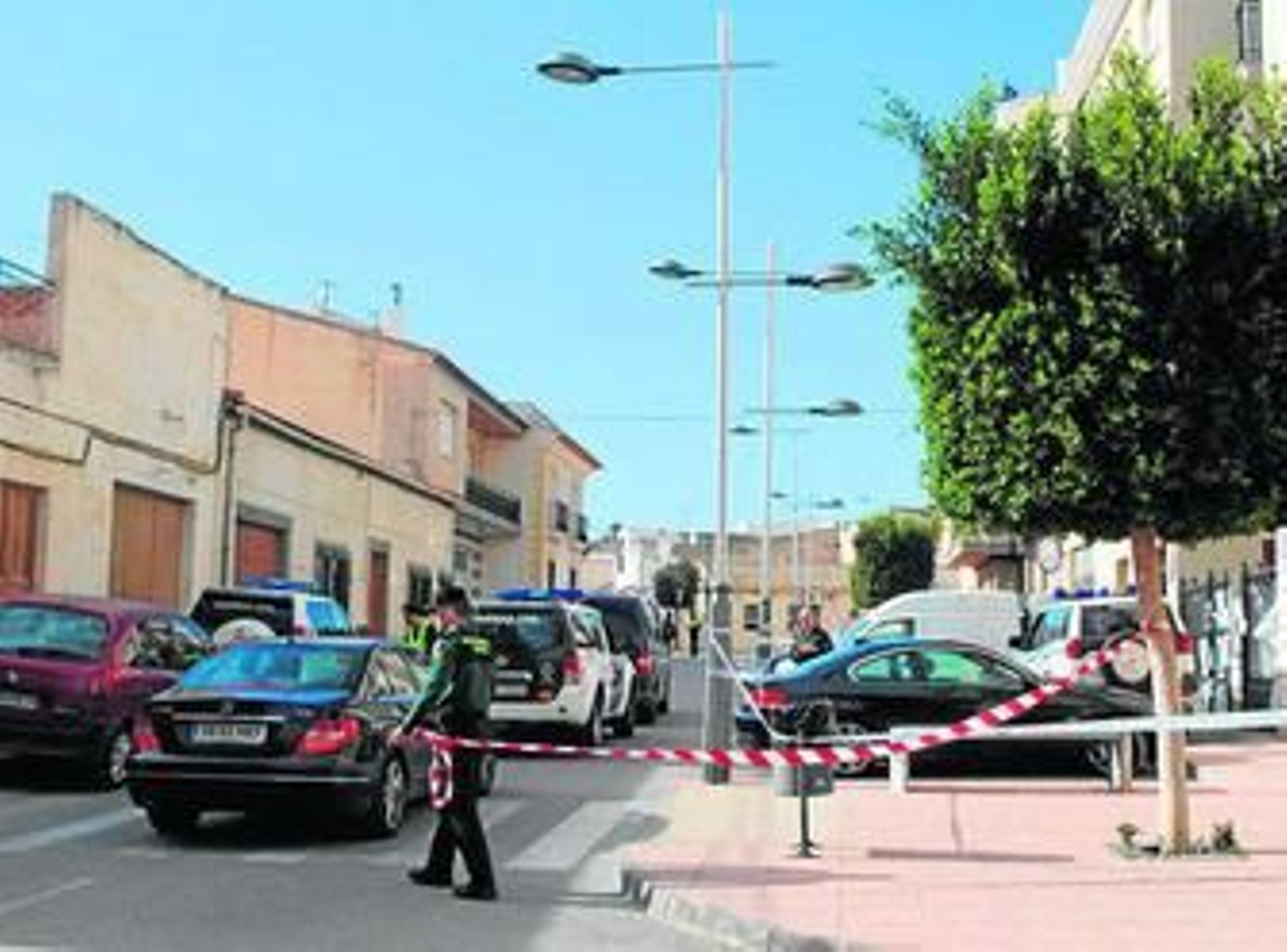 La Guardia Civil acordona la calle en la que ocurrieron los hechos.