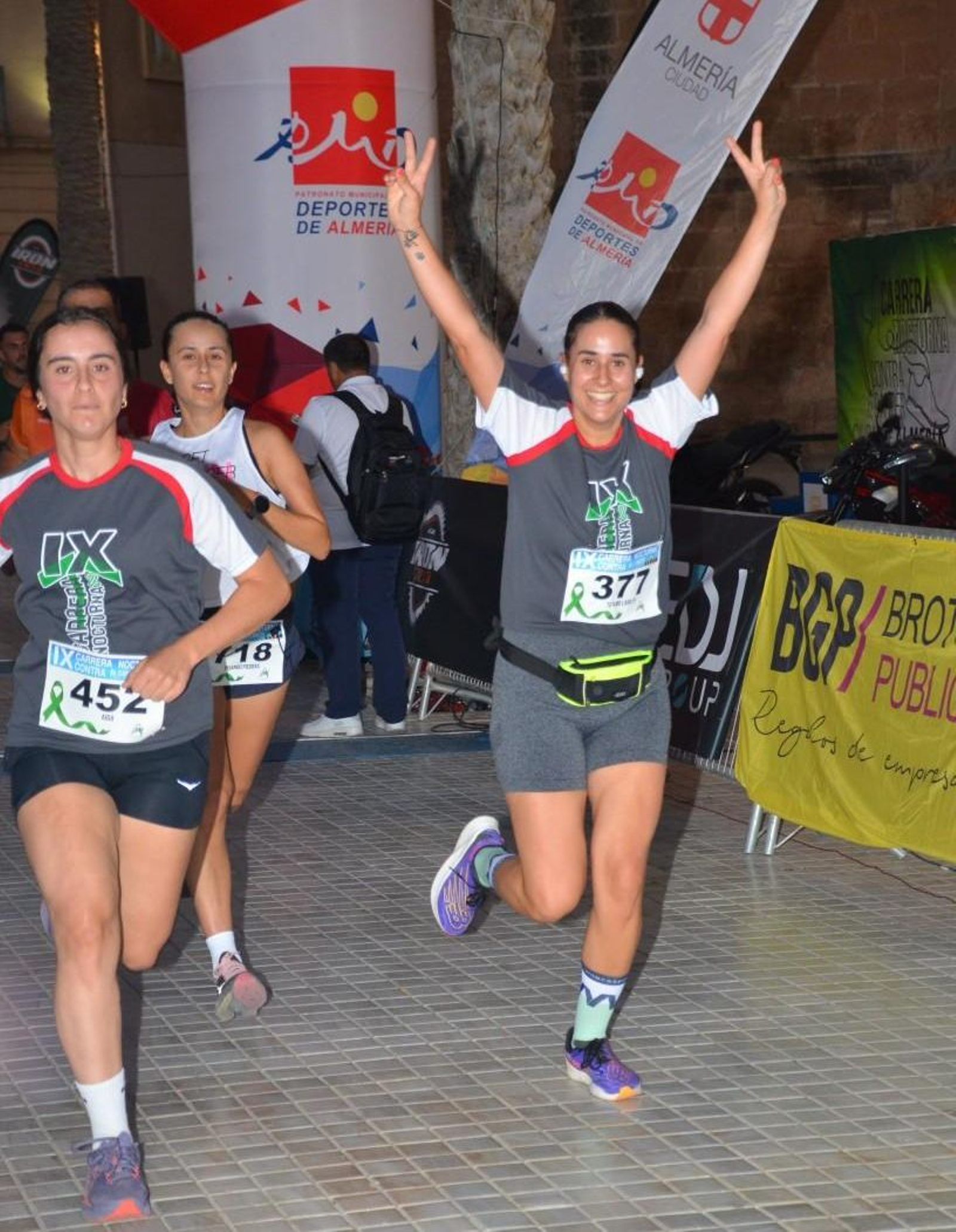 Un grupo de corredoras a su llegada a la línea de meta después de completar la prueba.