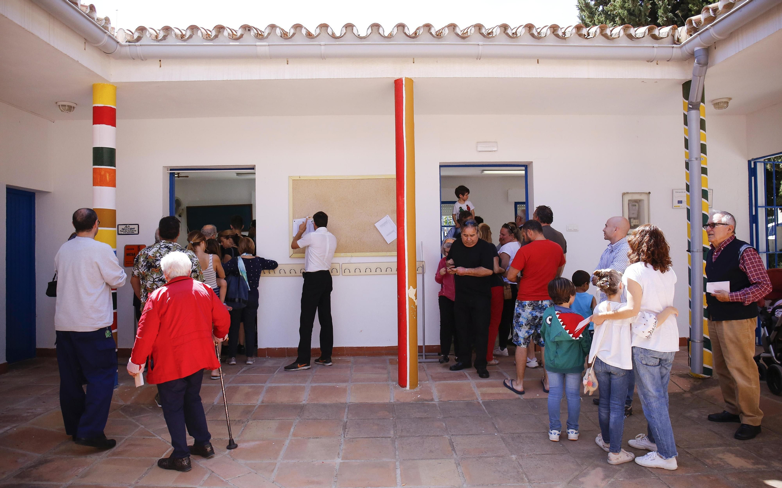 Varias personas ayer en un colegio electoral