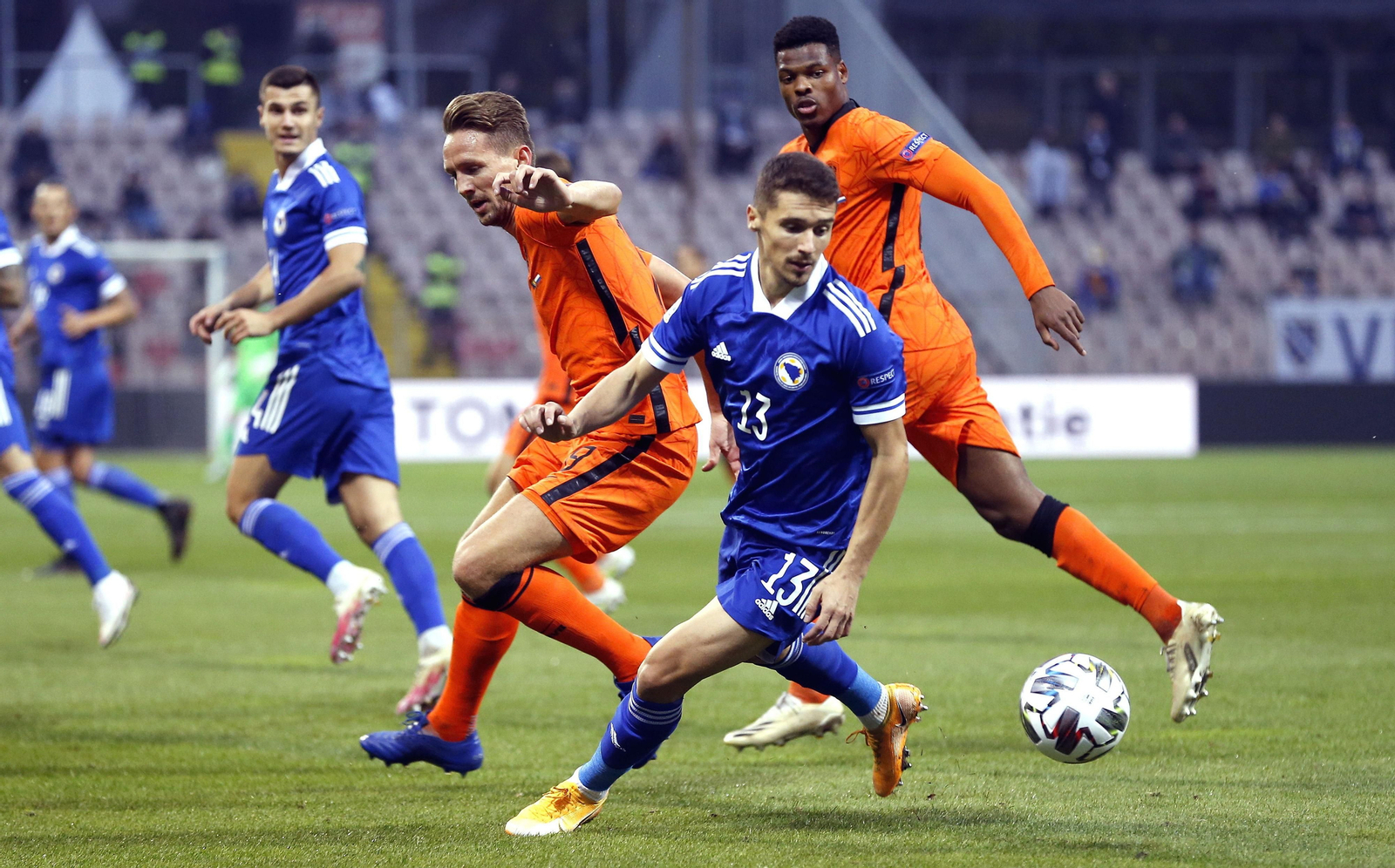 De Jong frena ante el recorte de Cimirot, en el Bosnia-Holanda.