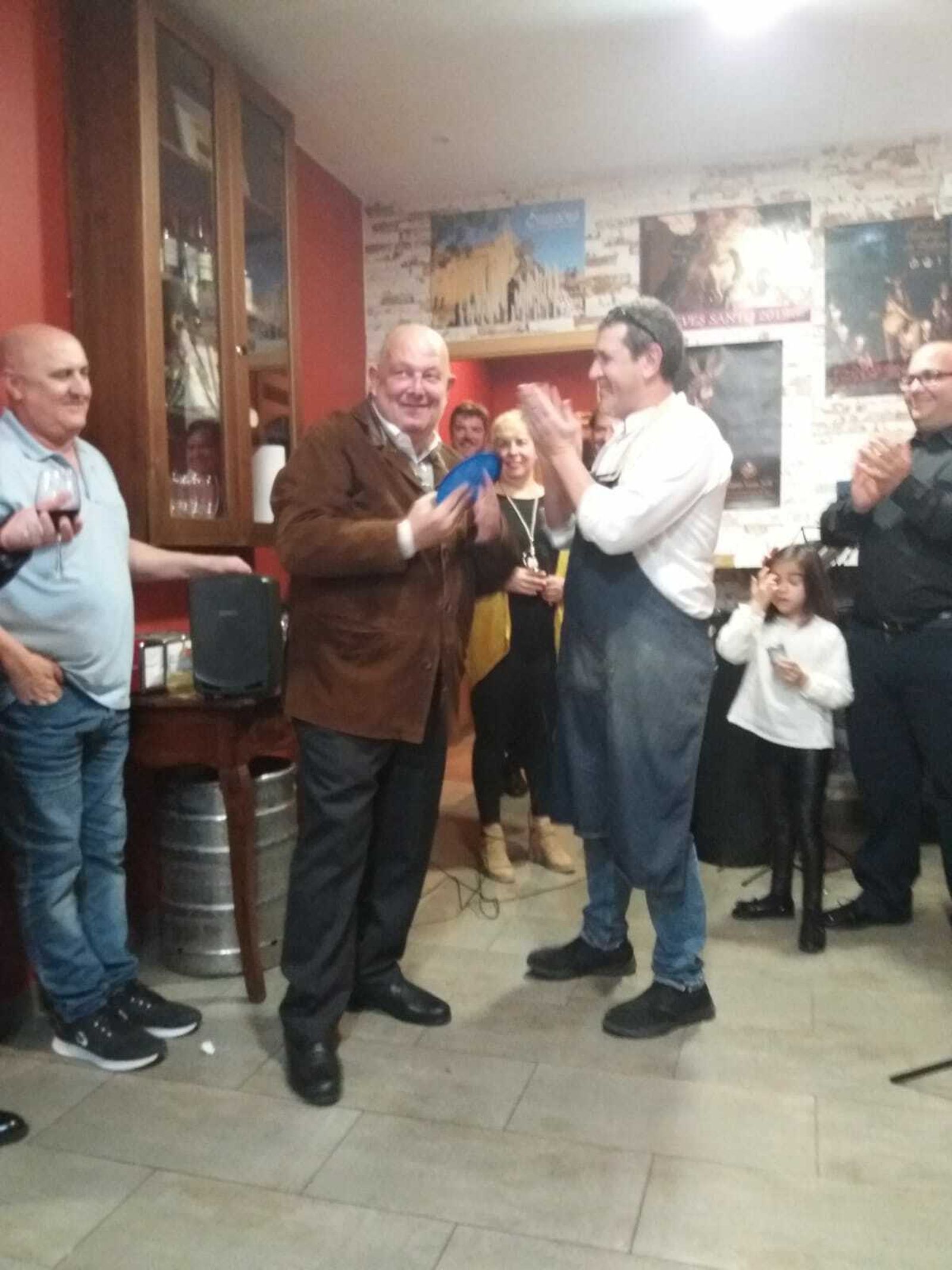 Momento de la entrega del reconocimiento a Antonio Amado en el acto de El 22.