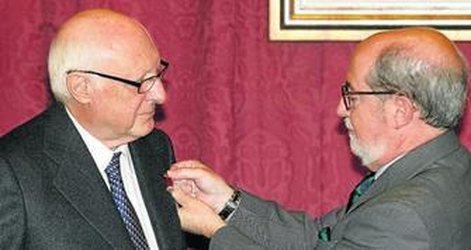 José Pedro Pérez-Llorca, en el momento de recibir el Drago de Oro de manos del presidente del Ateneo de Cádiz, Ignacio Moreno.