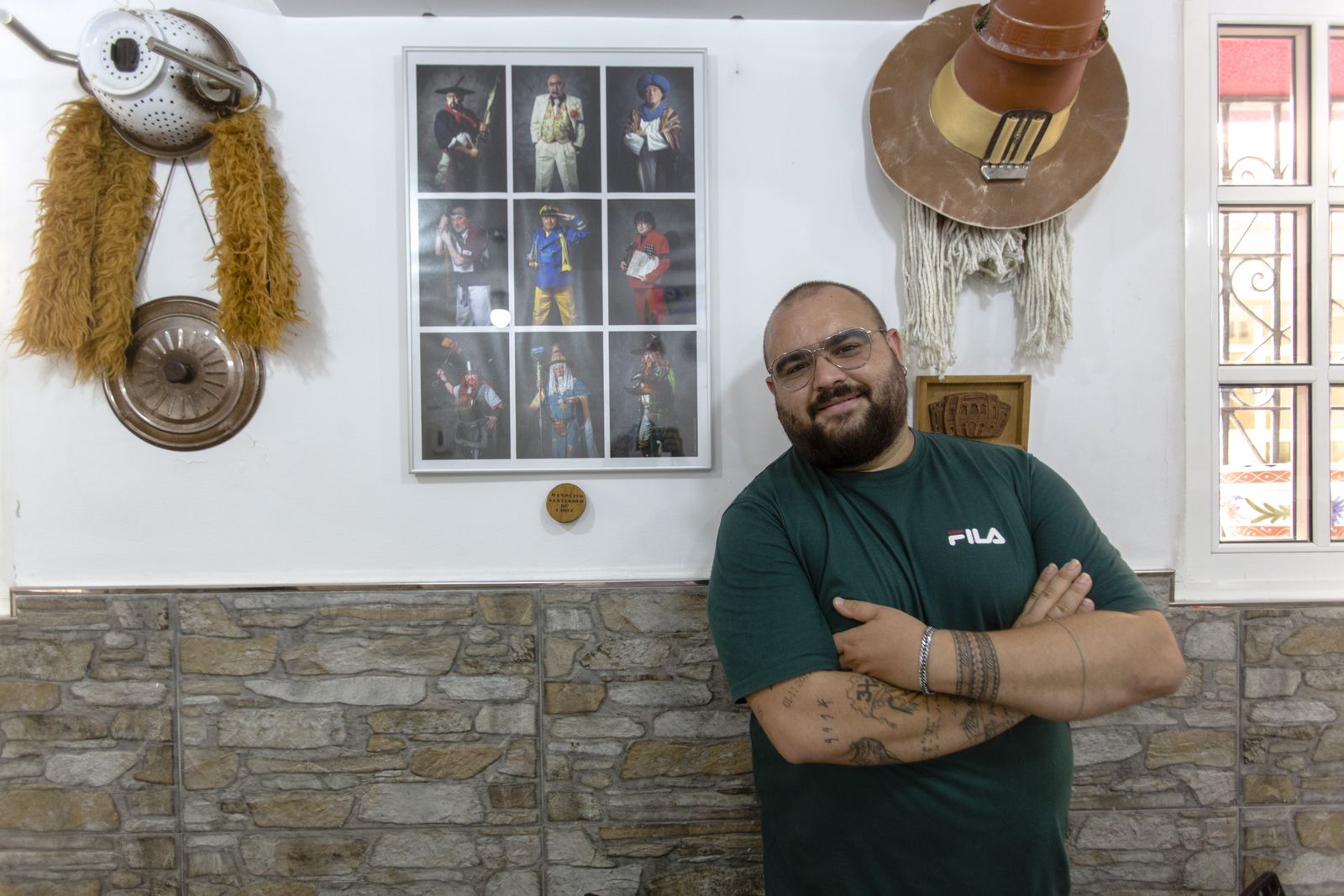 El carnavalero Manolín Santander en 'El bar nuestro de cada día', local referencia de su chirigota.