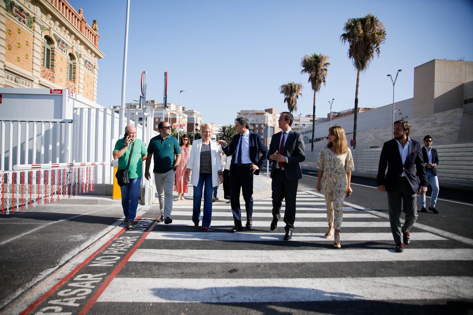 El delegado del Gobierno, Pedro Fernández, visita la estación histórica de Renfe en Almería, en imágenes