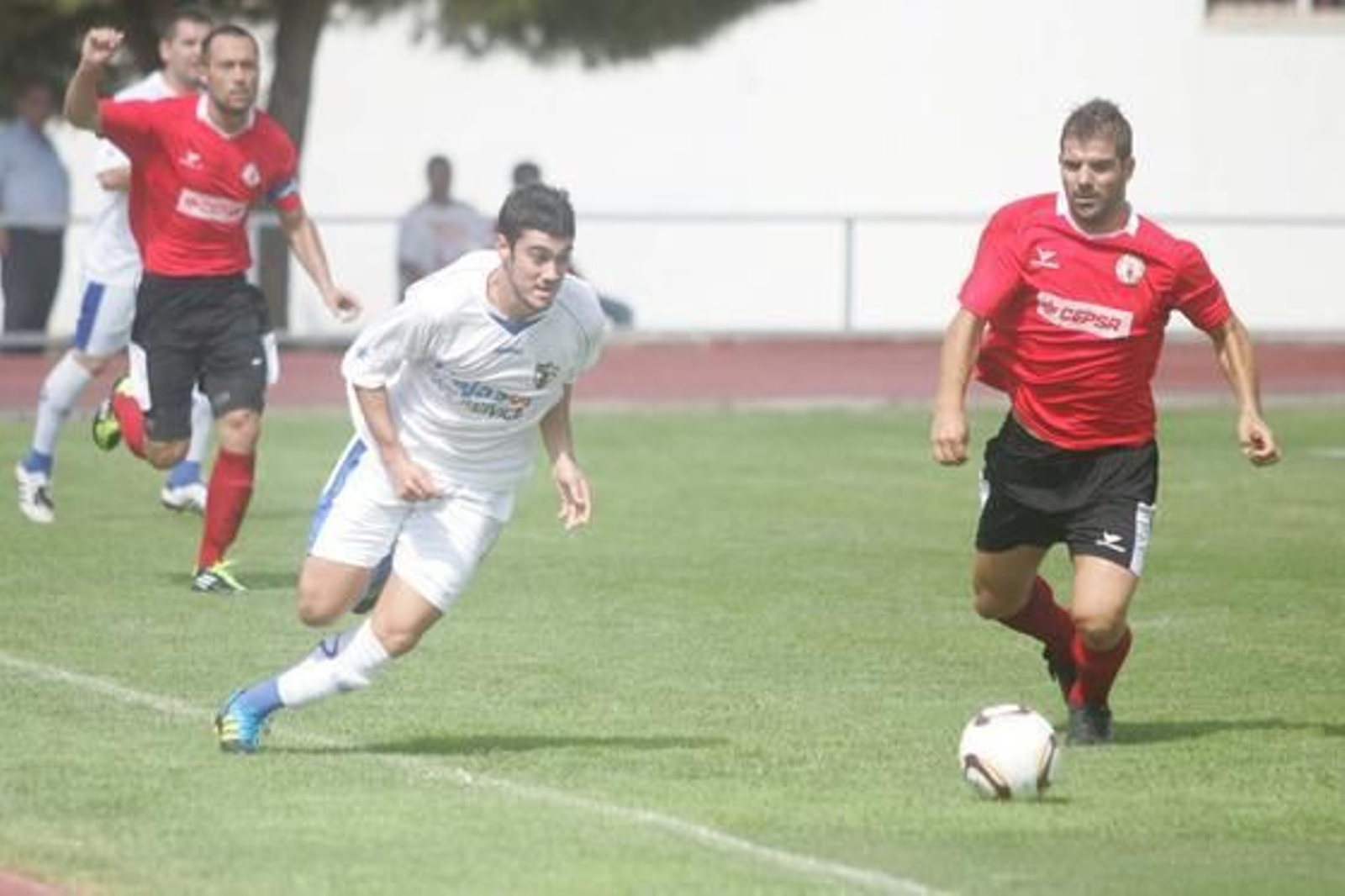 El San Roque desperdicia dos goles de ventaja ante el Pozoblanco y sufre, en su estreno como local, su primera bofetada de la temporada./Fotos: Quiñones

Foto: J.M.Q.