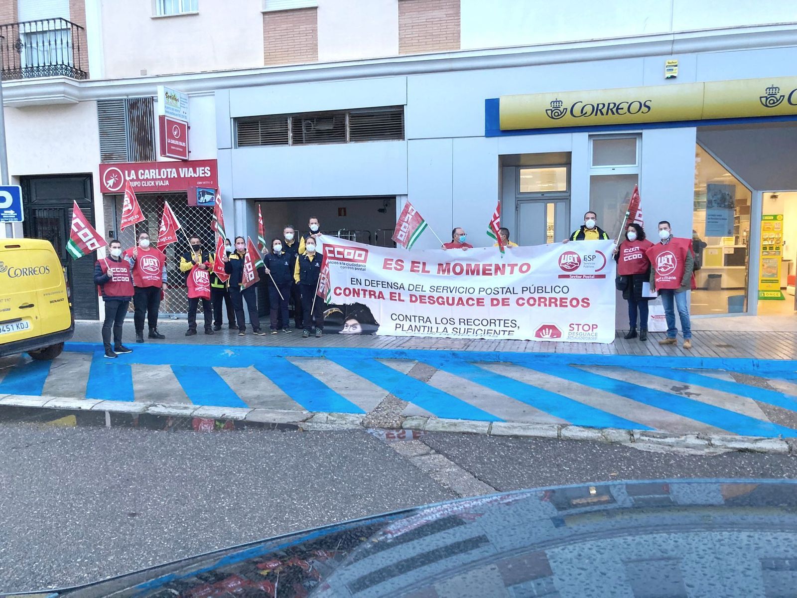 Concentración de CCOO y UGT frente a la Unidad de Distribución de La Carlota