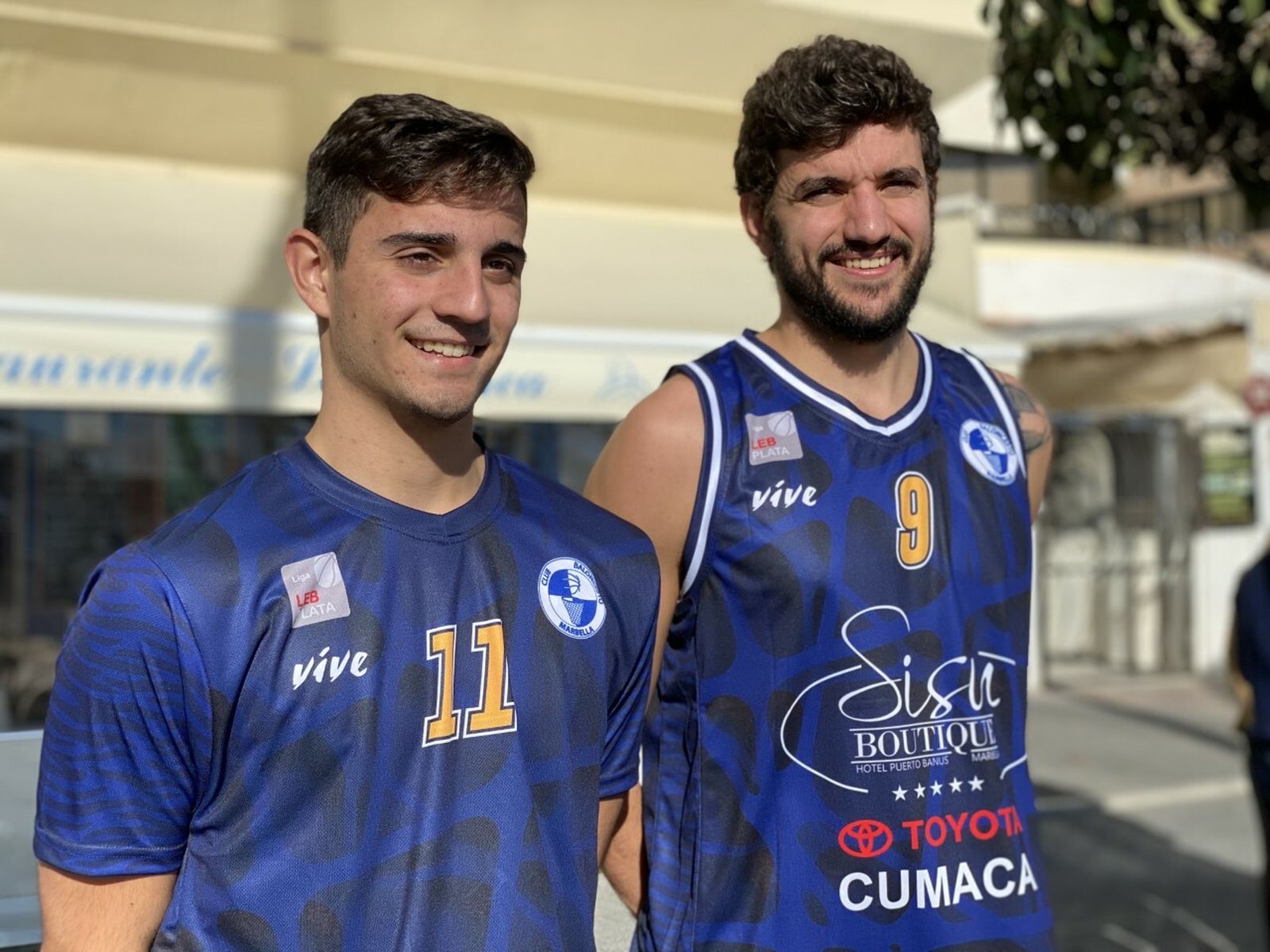 Lucas Muñoz y Adri Mayorga posan con las nuevas equipaciones.