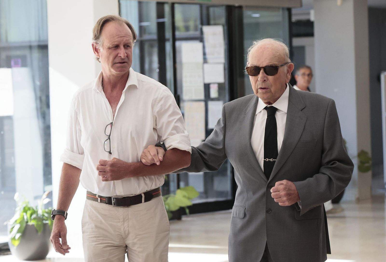 Las imágenes de la capilla ardiente de Paco Camino en el ayuntamiento de Camas