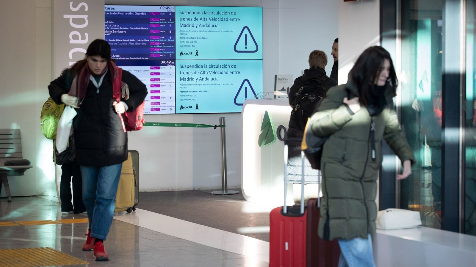 Viajeros en la Estación de Tren de Granada