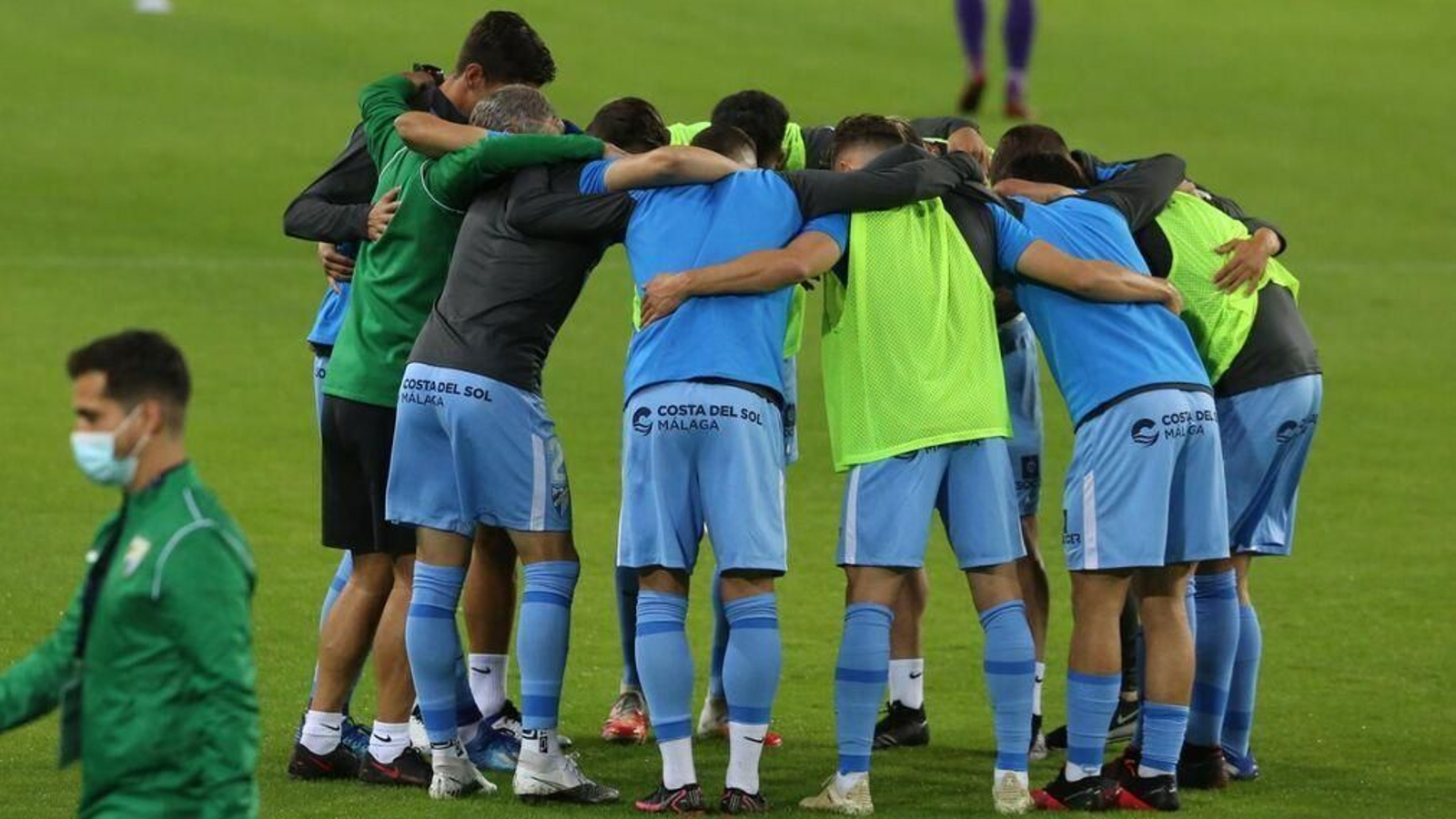 Los jugadores del Málaga, antes de empezar un partido en La Rosaleda.