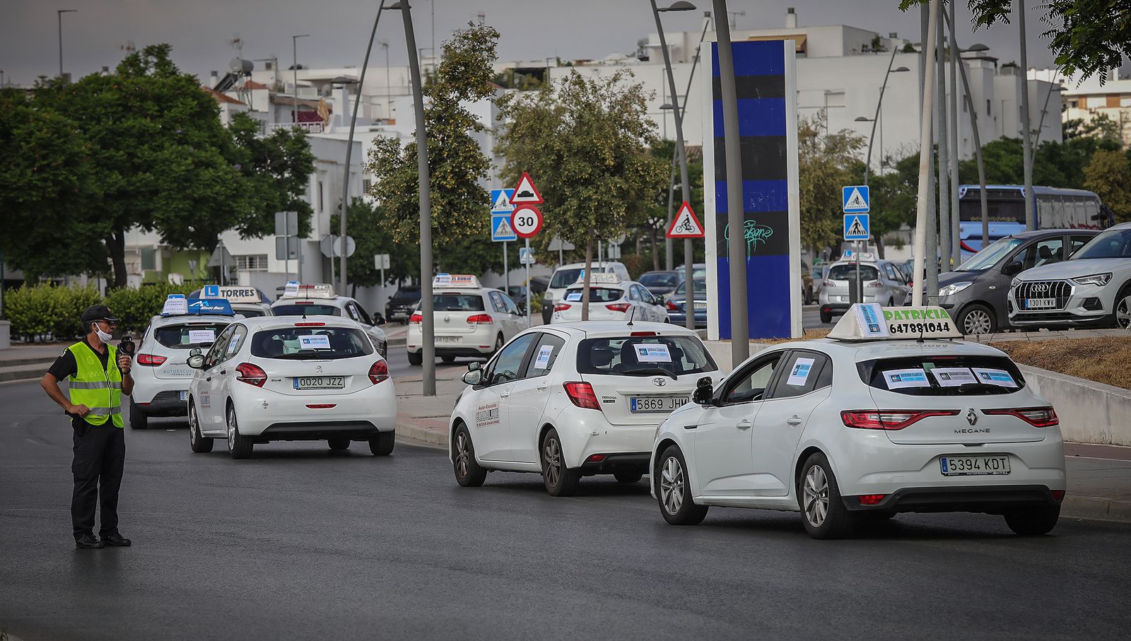Imágenes de la caravana de protesta de las autoescuelas  por la falta de examinadores