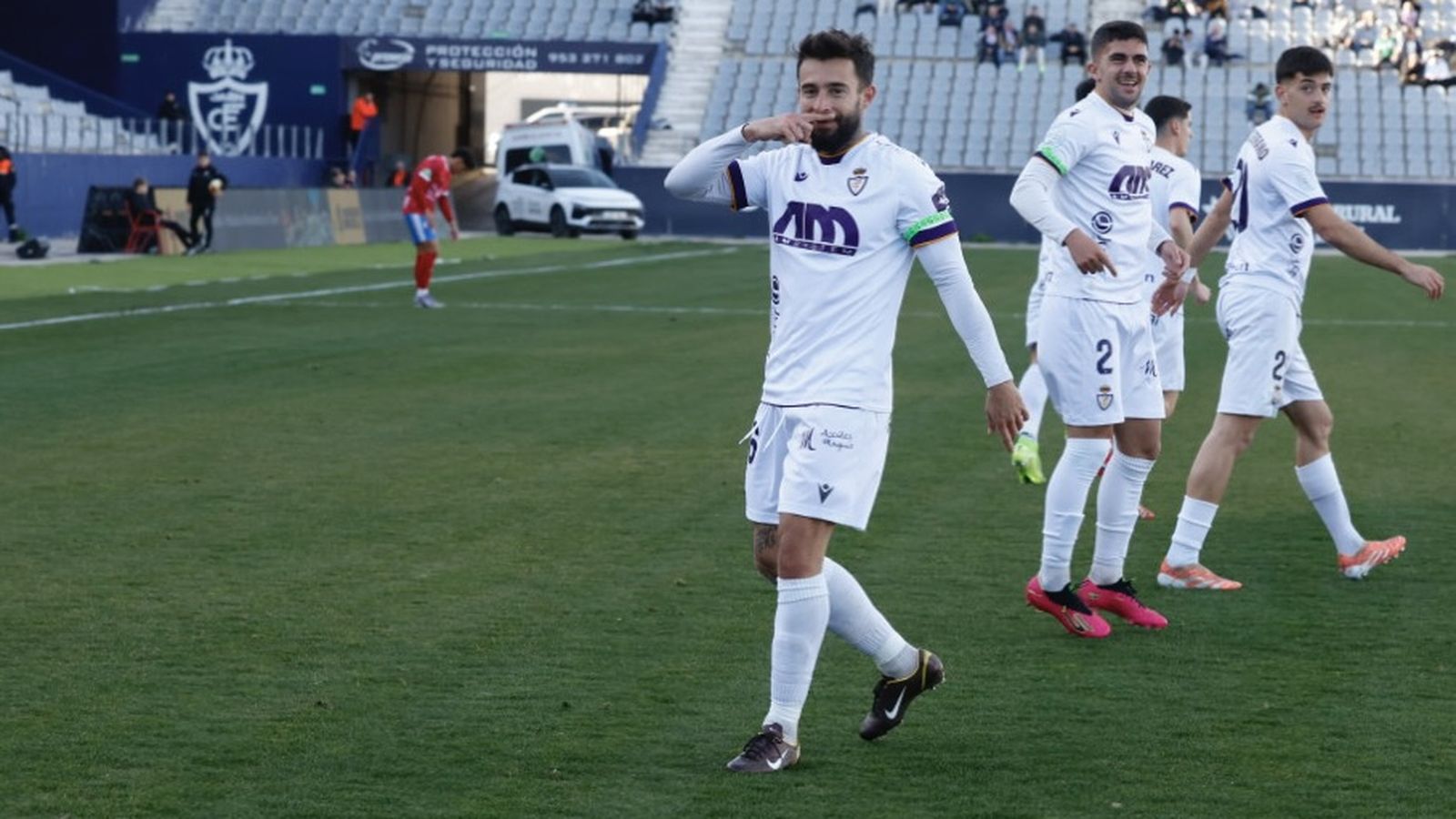 Ñito González celebra su tanto de falta directa.