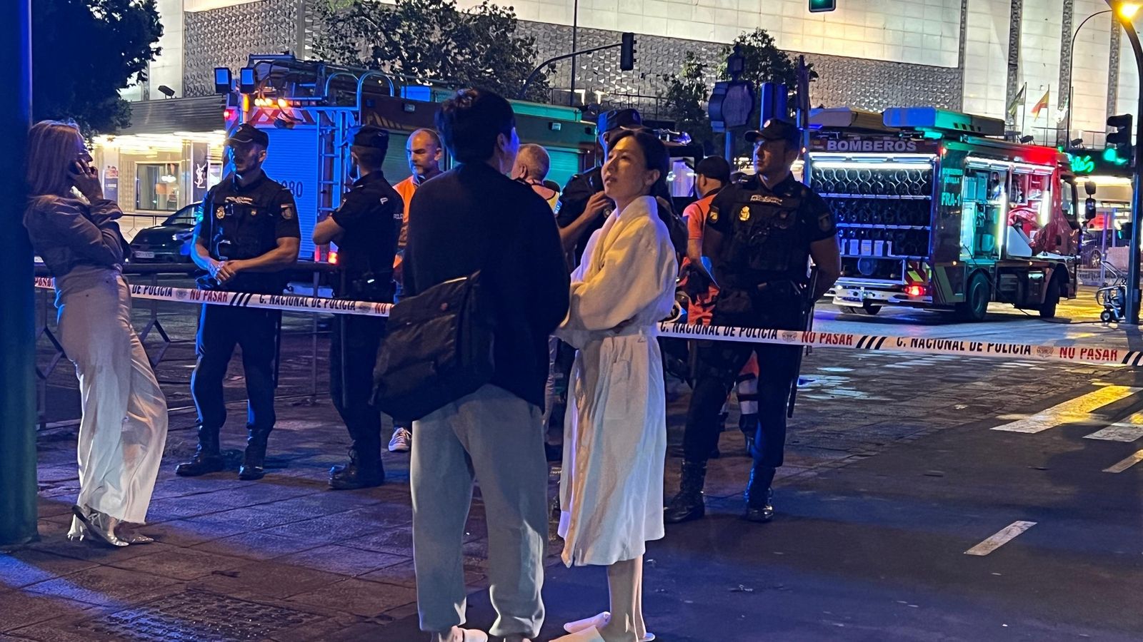 Las imágenes del incendio en el Hotel Meliá letreros de Sevilla