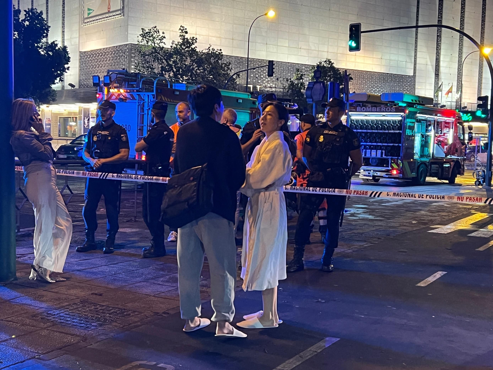 Las imágenes del incendio en el Hotel Meliá letreros de Sevilla