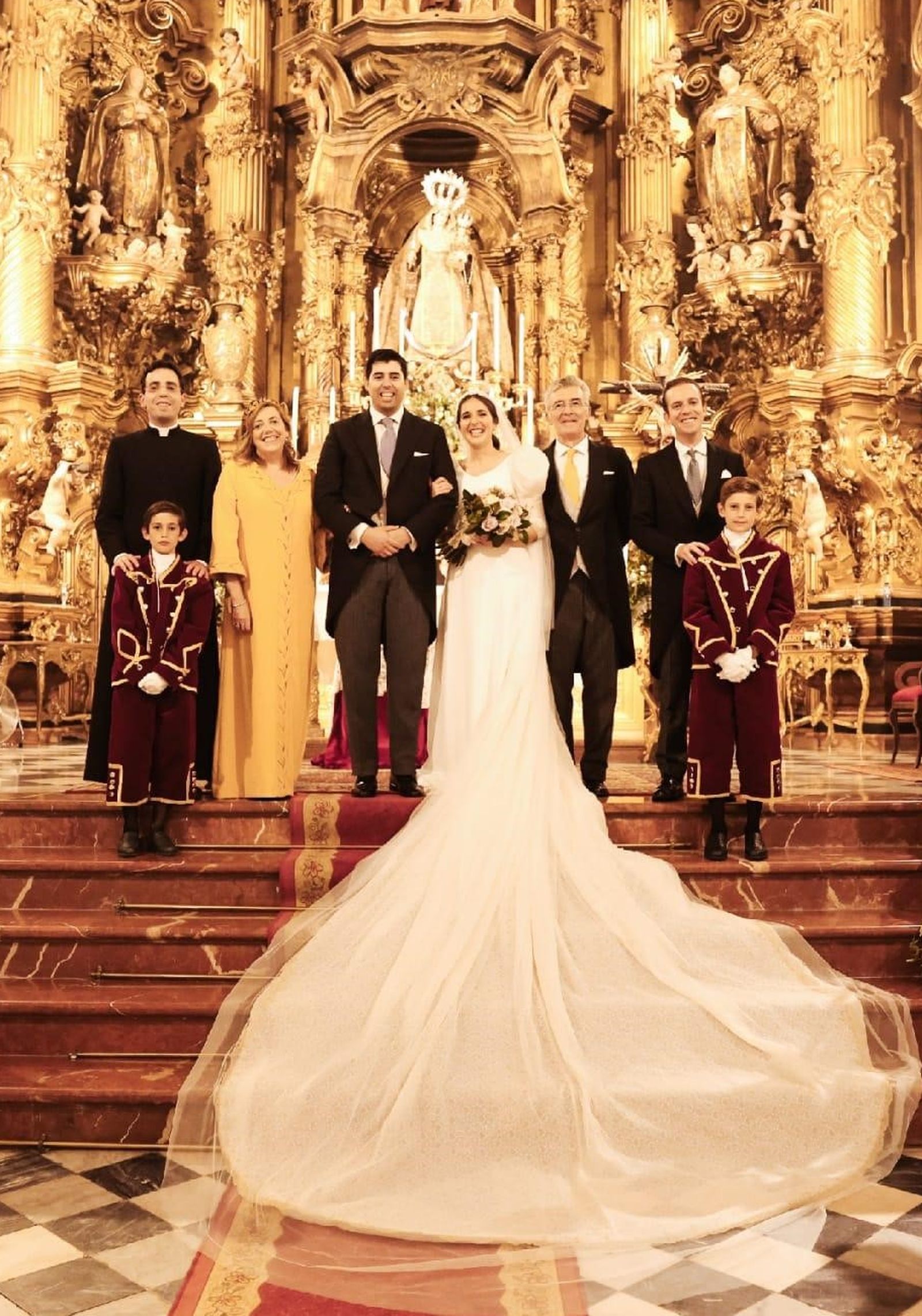 El nuevo matrimonio Lidia Cano y Gabriel Serrano, con Diego Cano, Herminia García Marín, Jaime Cano y el padre Diego Cano