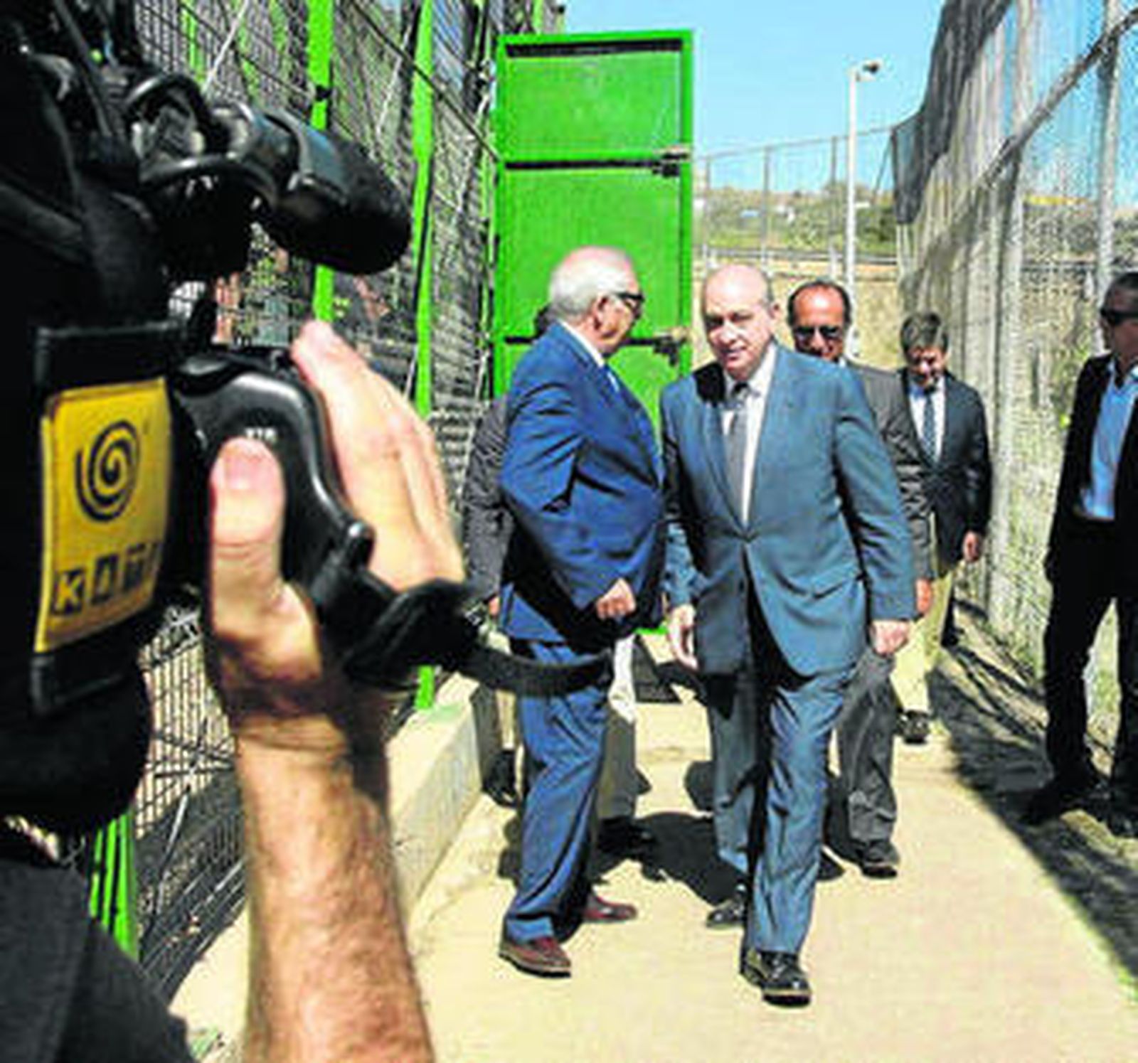 Fernández Díaz, ayer en la frontera de Melilla.