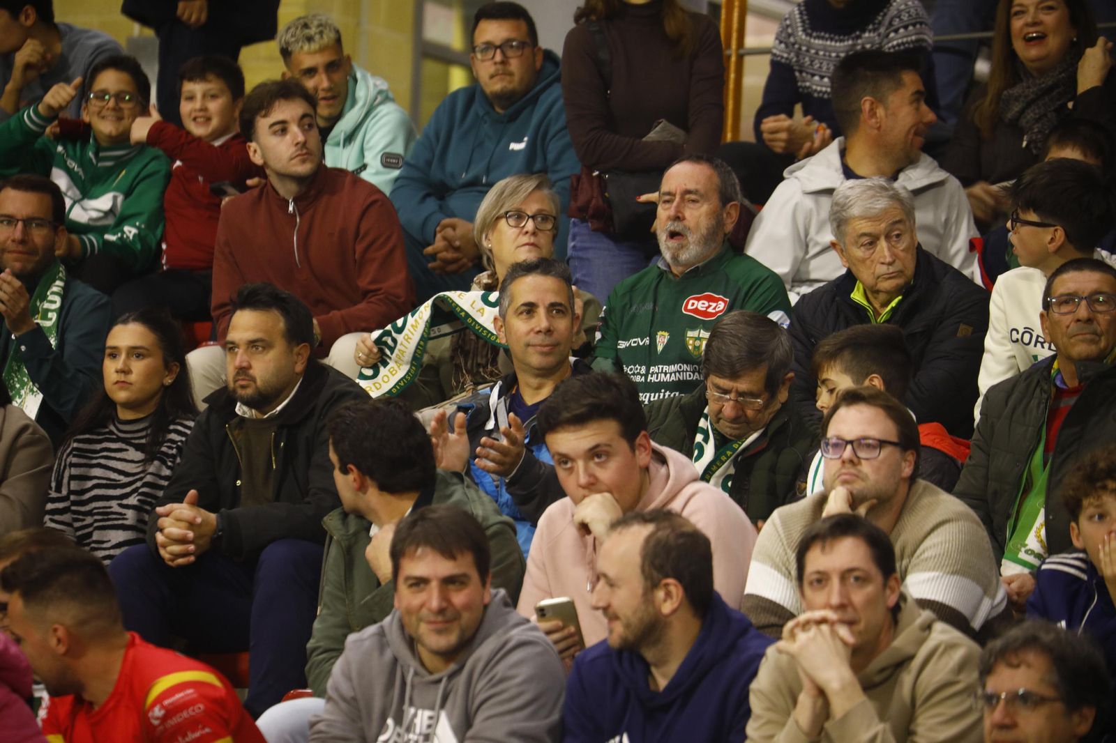 Las mejores fotos del ambiente en Vista Alegre para el Córdoba Futsal - Barça