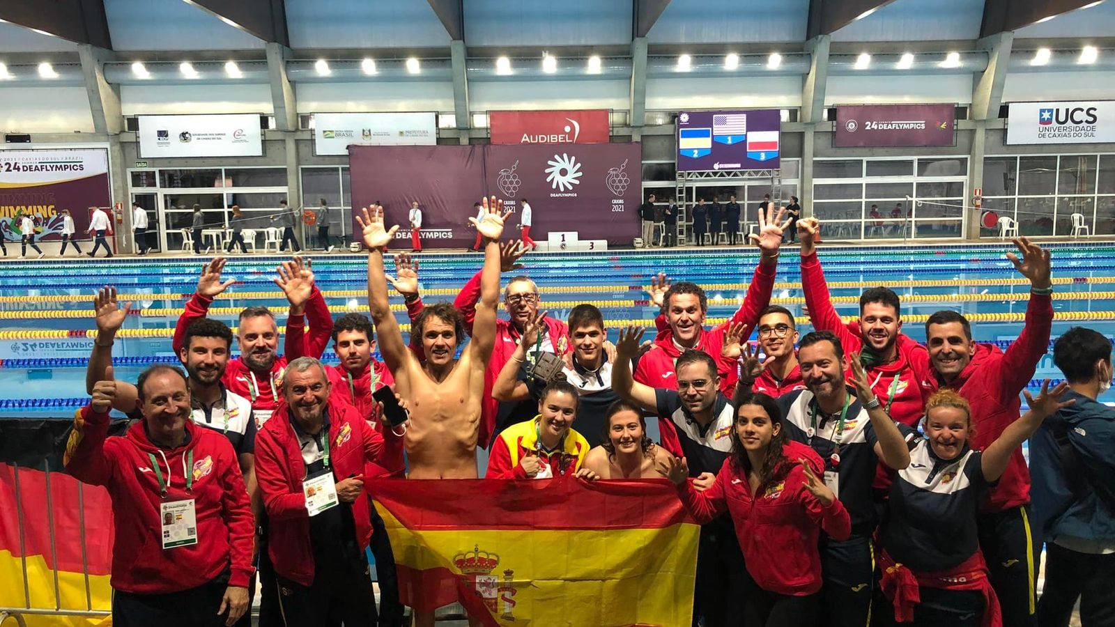 Celebración del equipo español por la consecución del diploma en relevos.