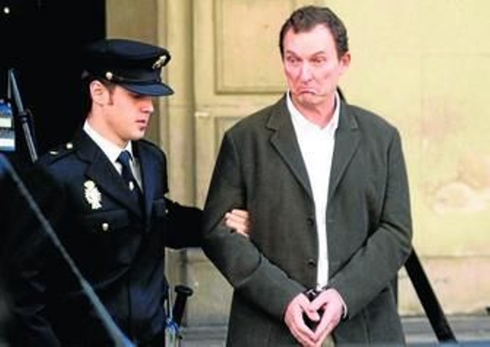 Santiago Mainar, al salir ayer de la Audiencia de Huesca tras la sexta jornada de juicio.