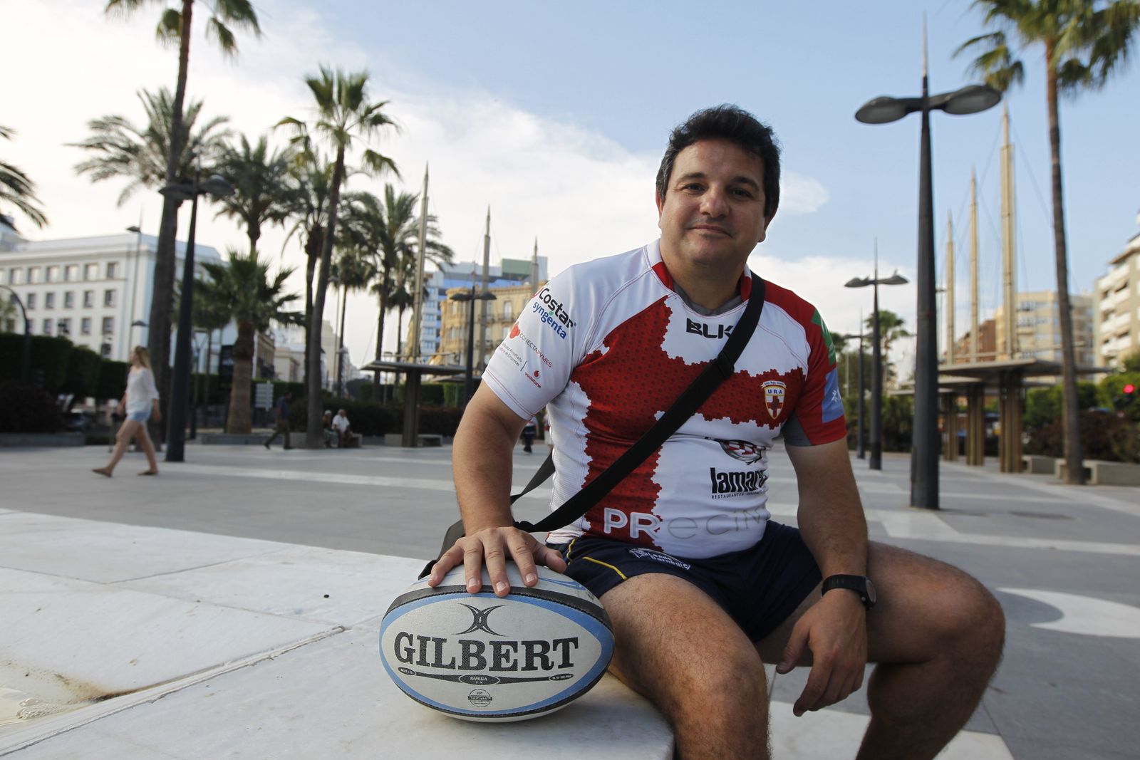 Jiménez posa en la Rambla de Almería con la camiseta de URA y un balón de rugby.