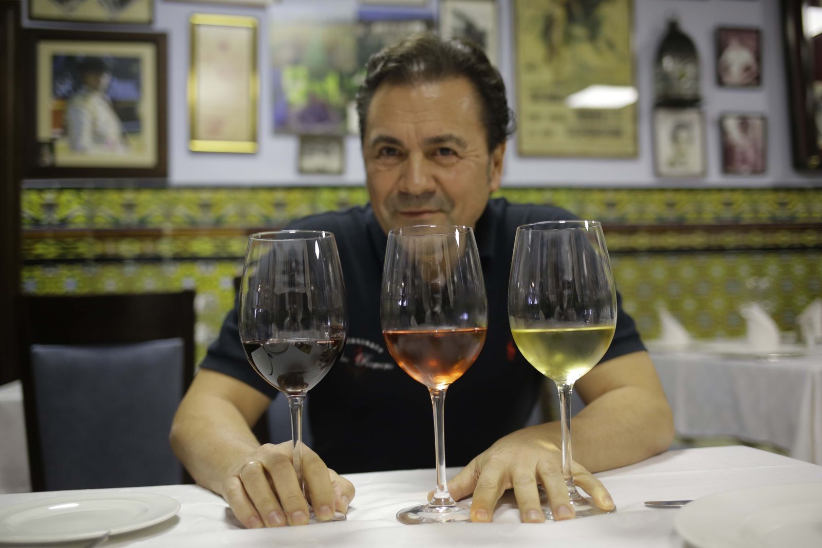 Tomás Mayo, responsable del restaurante Pedro Romero, muestra tres vinos tranquilos de Ronda.