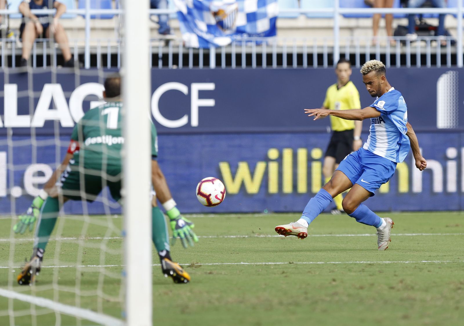 Hicham prueba su disparo durante un encuentro en La Rosaleda.