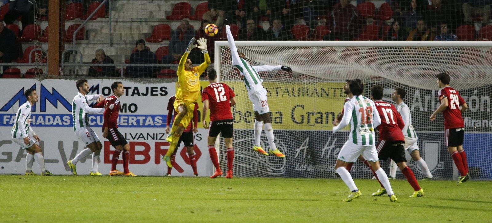 El meta del Mirandés Roberto atrapa un balón ante Bijimine a la salida de un córner.
