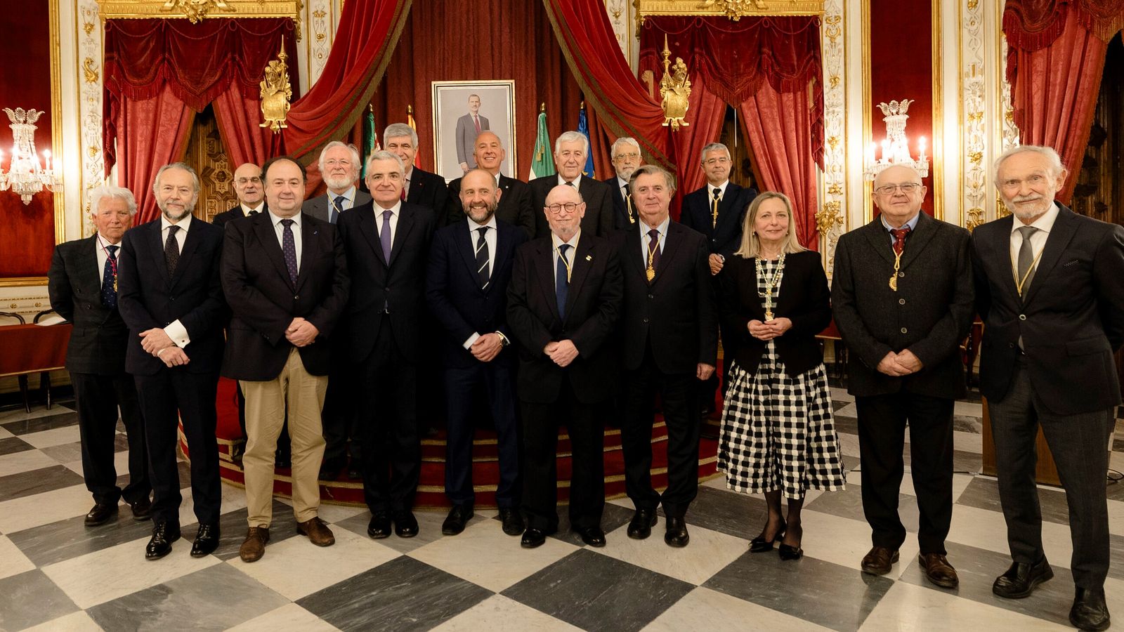 Imagen de las autoridades y académicos al finalizar el acto.