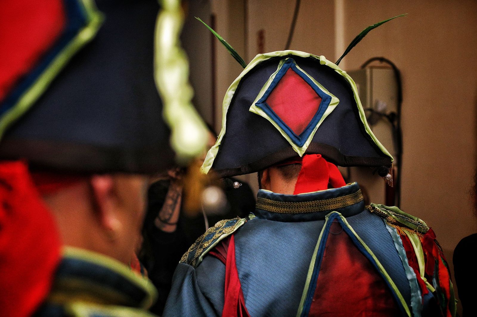 Coristas de 'Los luciérnagas' dirigiéndose al escenario.