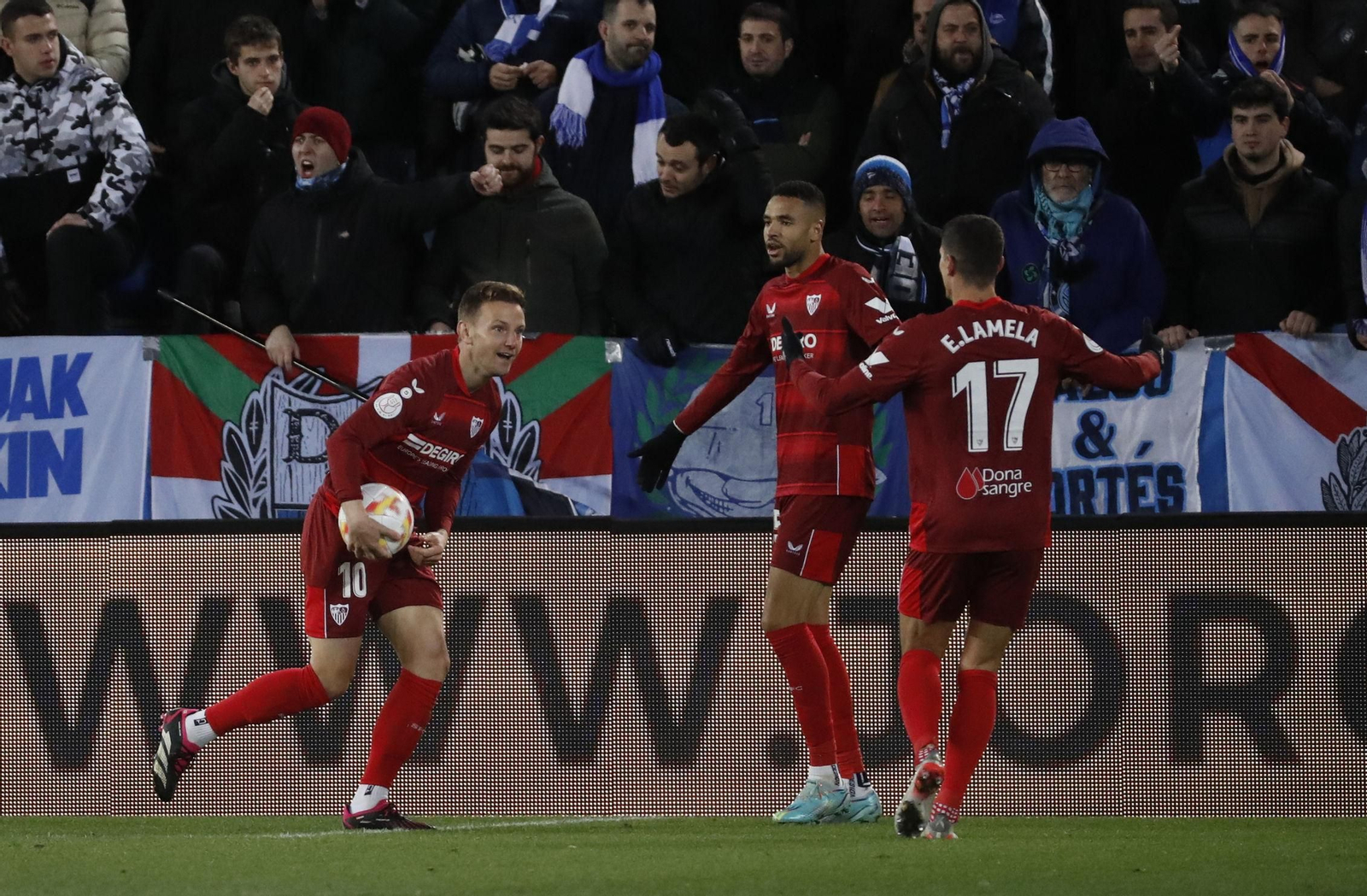 Rakitic celebra el primer gol ante el Alavés.