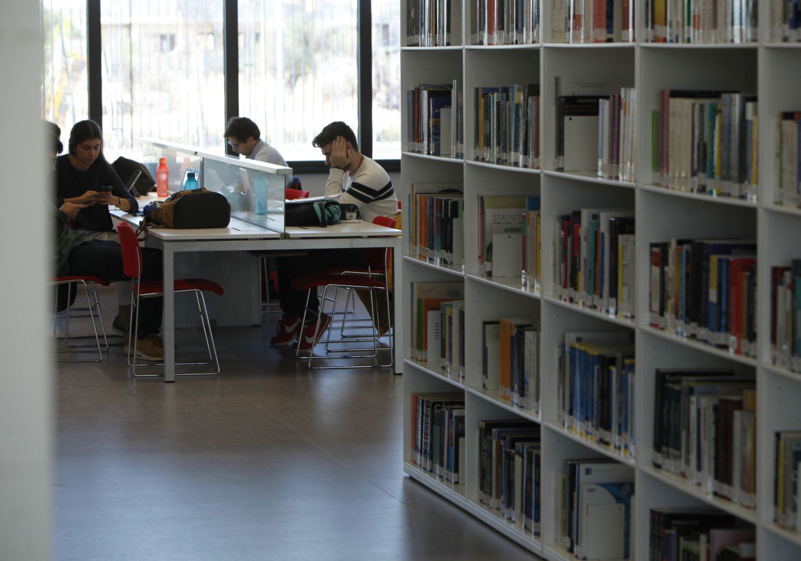 Alumnos de la Universidad Loyola en la biblioteca.