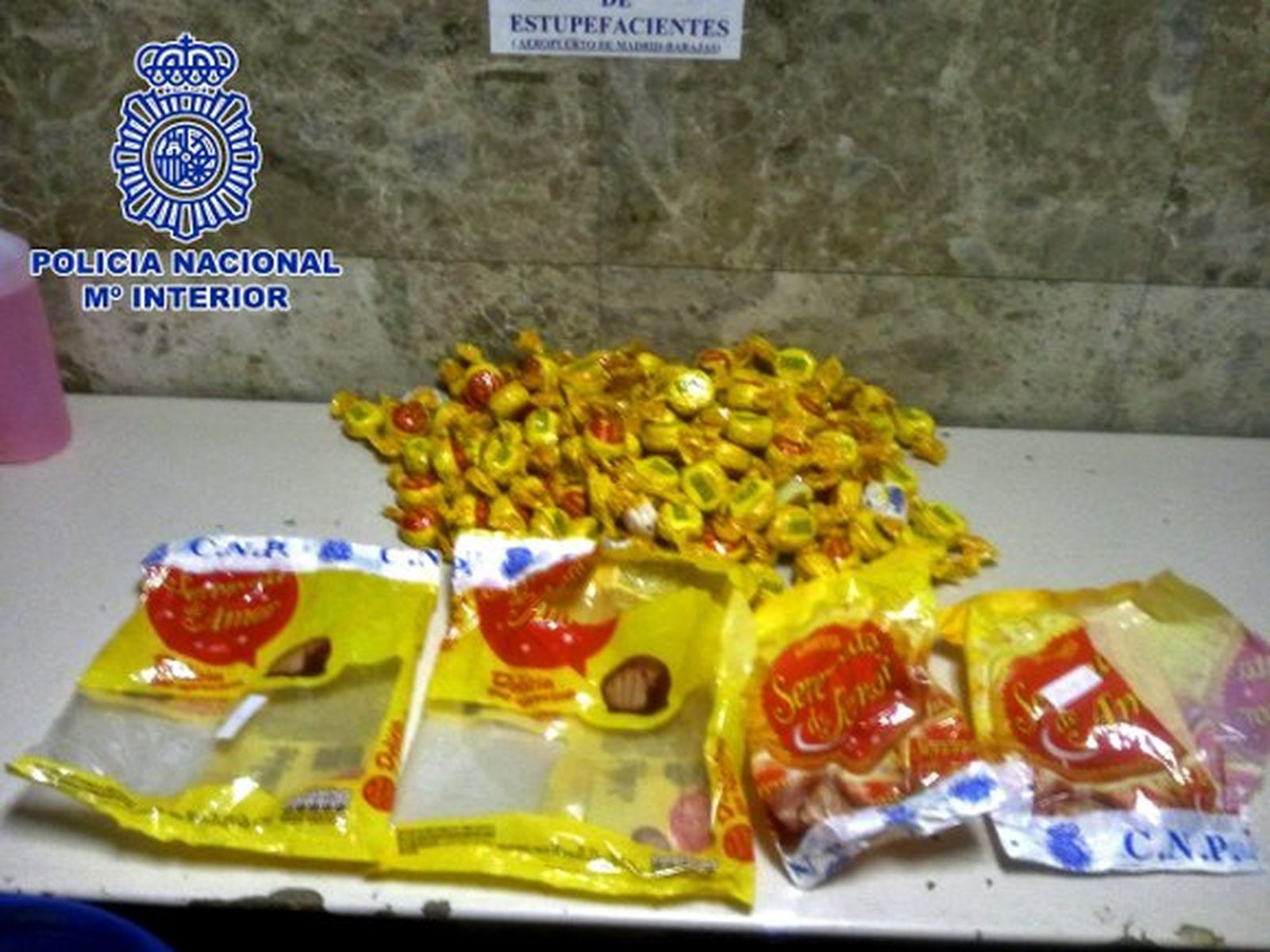 Detenido en el aeropuerto de Barajas con cuatro kilos de bombones rellenos de cocaína