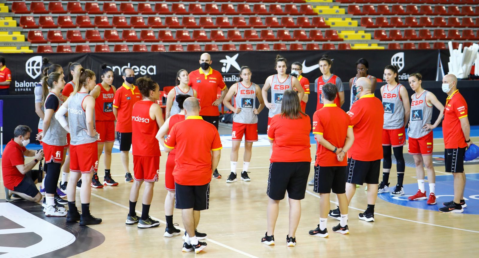 El seleccionador Lucas Mondelo se dirige a sus jugadoras antes de un entrenamiento en Vista Alegre.