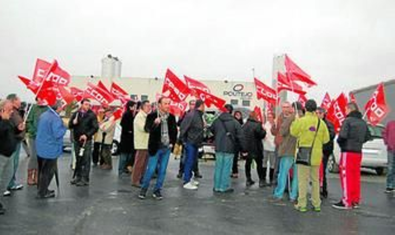 Los delegados sindicales, concentrados ante la sede de la empresa.