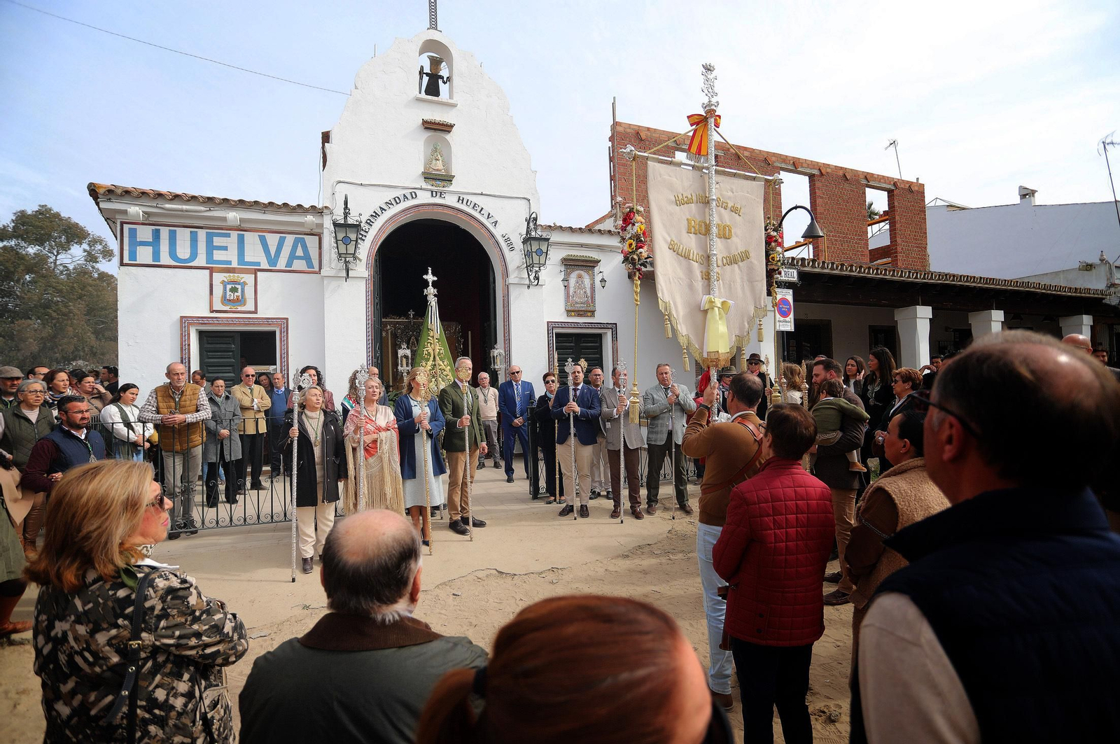 Imágenes del gran ambiente en la aldea de El Rocío en la mañana del domingo
