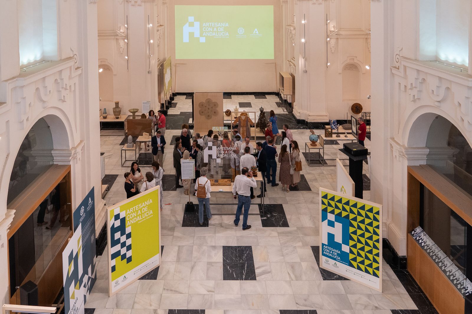 Asistentes a la inauguración de la muestra.