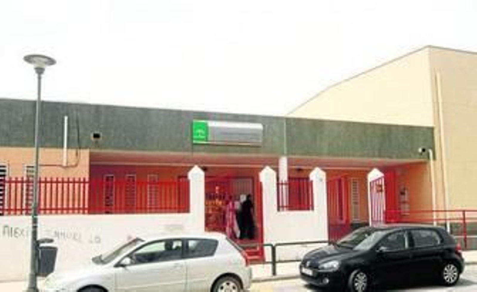 Puerta principal del Conservatorio Manuel Carra, en la Avenida Jacinto Benavente.