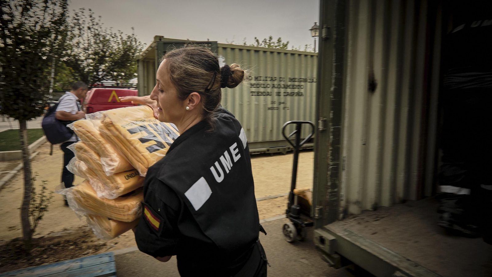 Montaje de albergue en Chipiona para damnificados por parte de la UME