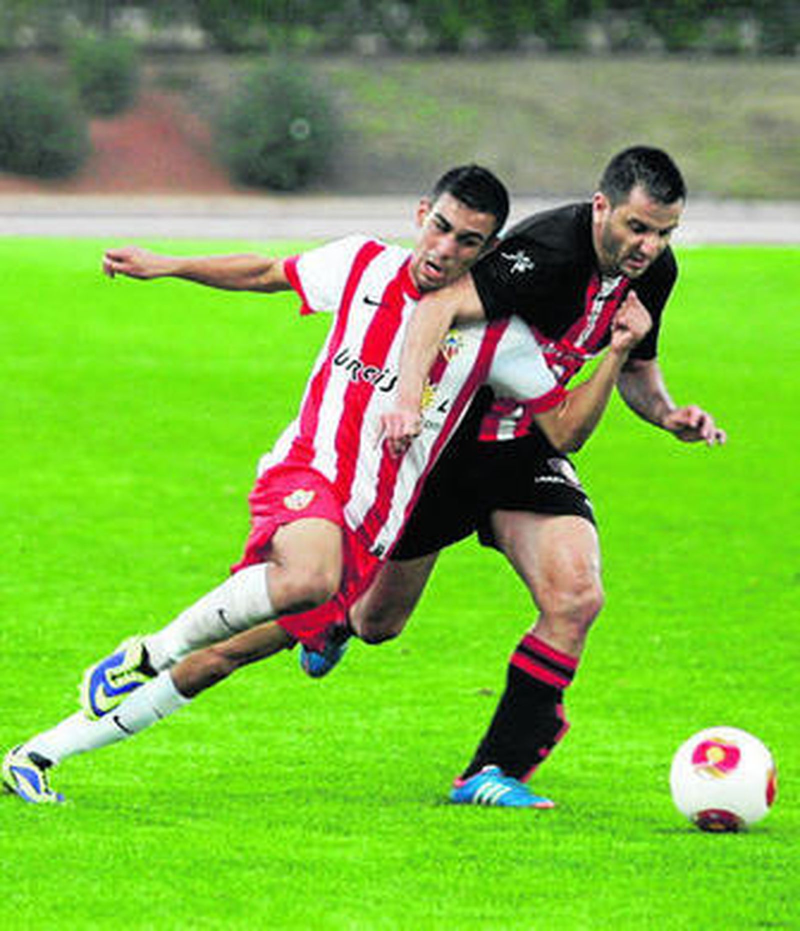 Merino (d) pugna con un futbolista del Almería B.