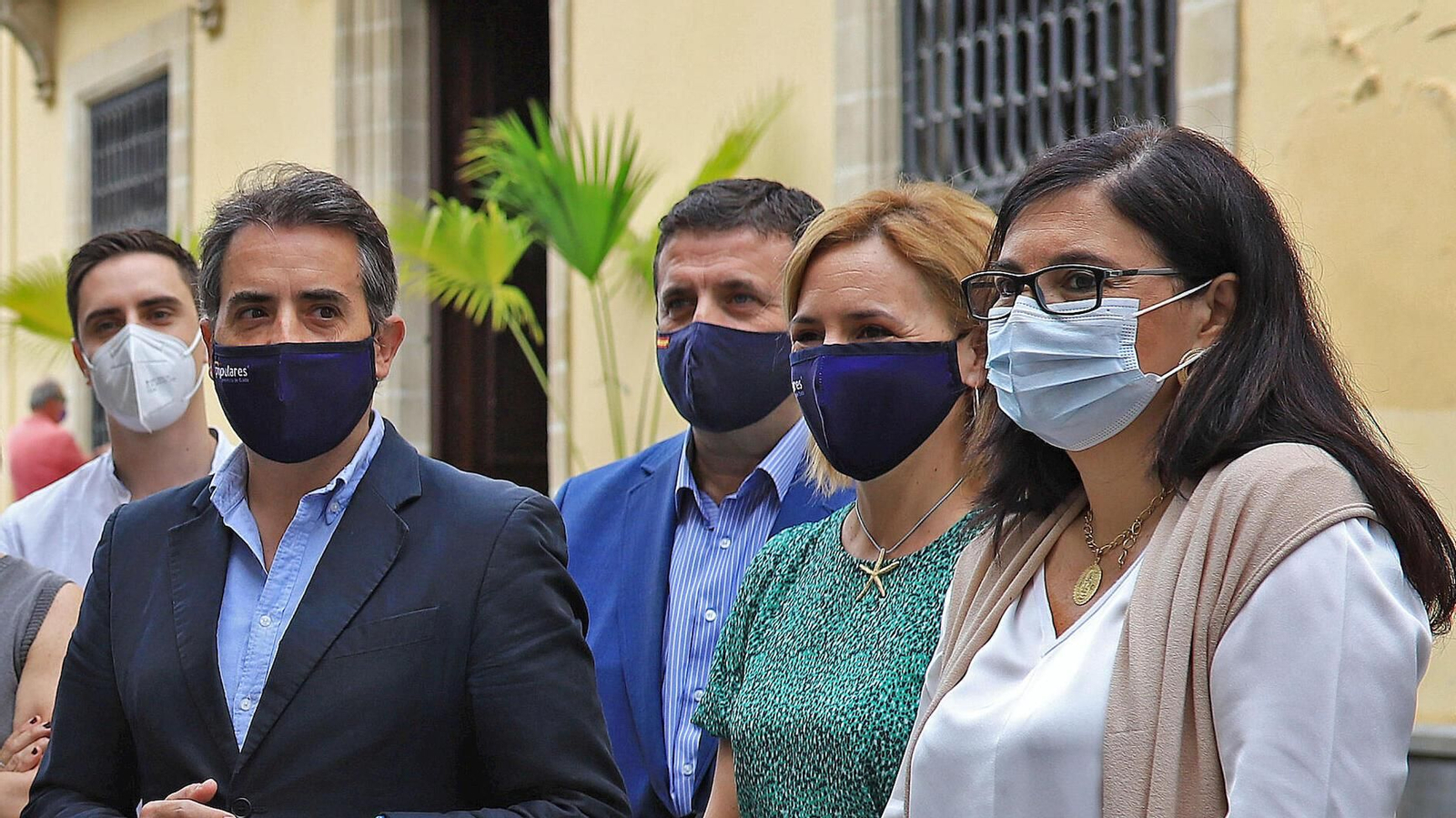 La concejala Rosario Marín, a la derecha junto a otros miembros del PP.