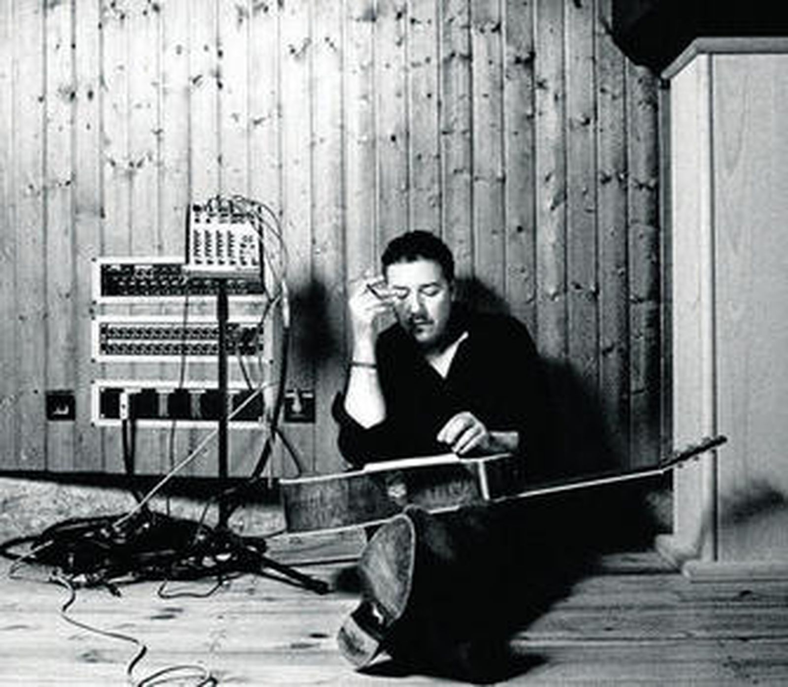 El artista en su estudio en la creación de uno de sus temas.