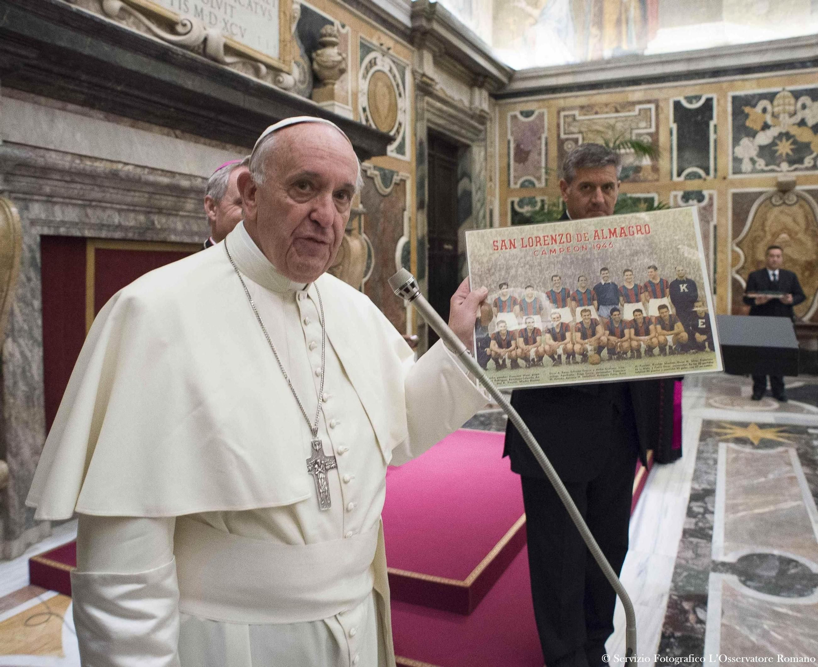 El papa Francisco muestra en septiembre de 2016 un póster del San Lorenzo de Almagro que fue campeón en 1946. El papa Francisco muestra en septiembre de 2016 un póster del San Lorenzo de Almagro que fue campeón en 1946.
